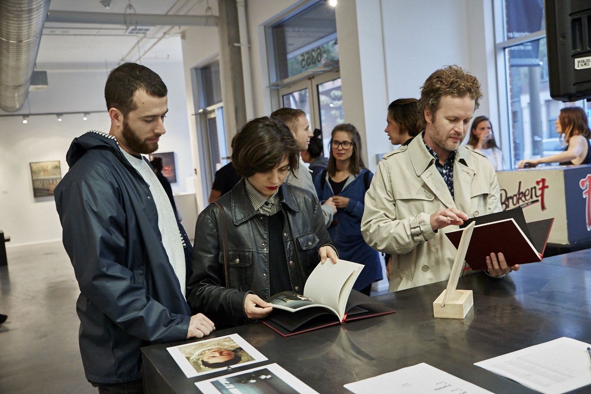 Un très beau lancement pour le livre Pourquoi tu me shootes pas? à la galerie Yves Laroche