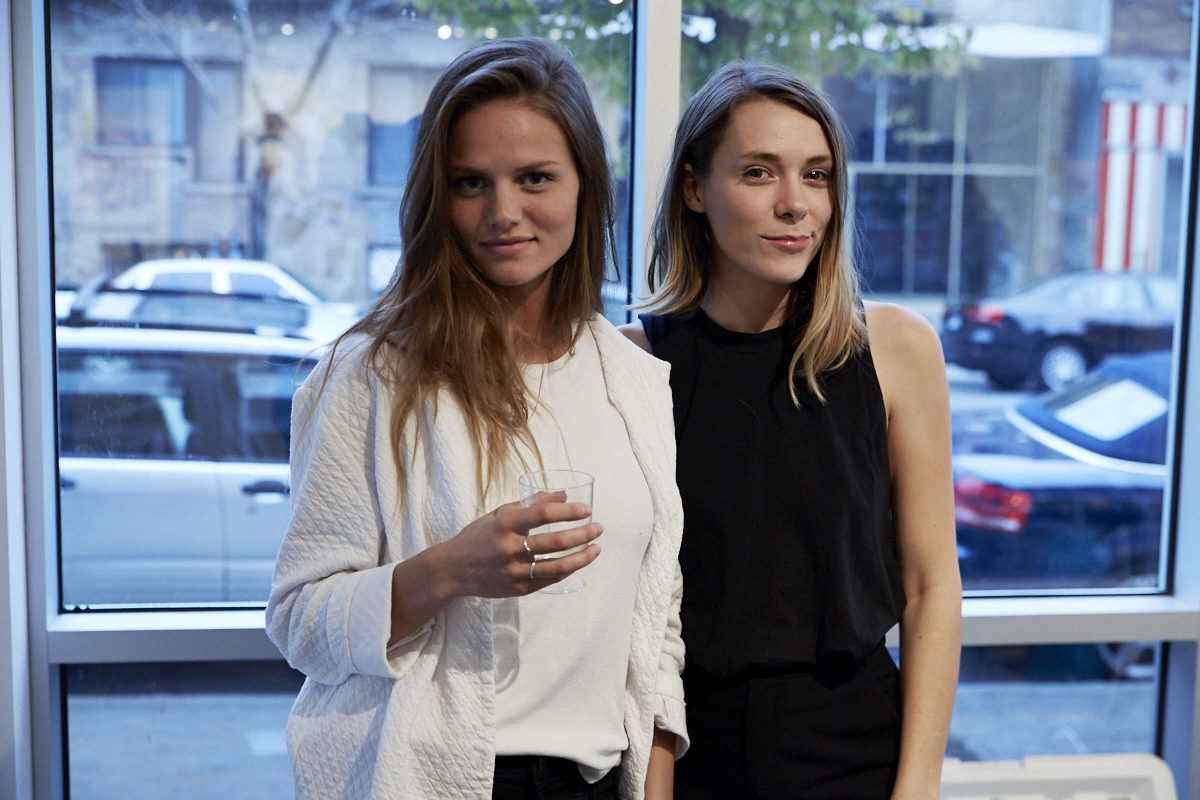 Un très beau lancement pour le livre Pourquoi tu me shootes pas? à la galerie Yves Laroche