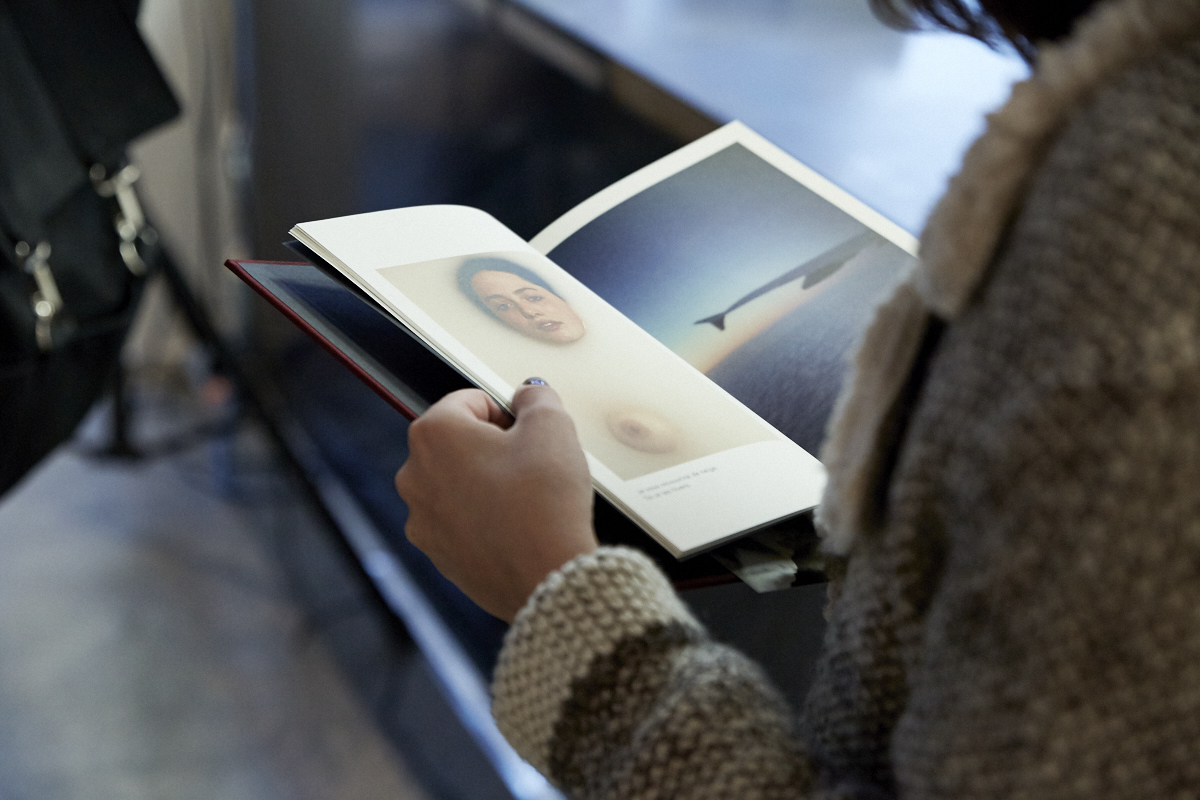 Un très beau lancement pour le livre Pourquoi tu me shootes pas? à la galerie Yves Laroche
