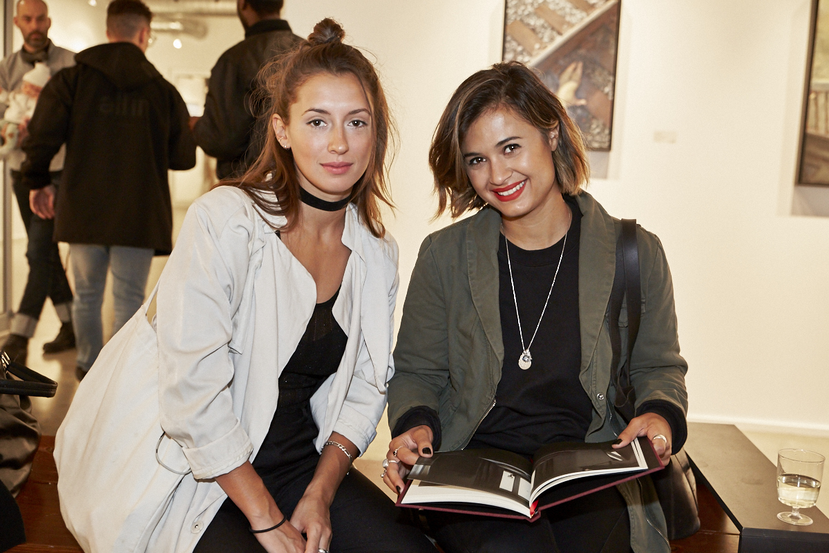 Un très beau lancement pour le livre Pourquoi tu me shootes pas? à la galerie Yves Laroche