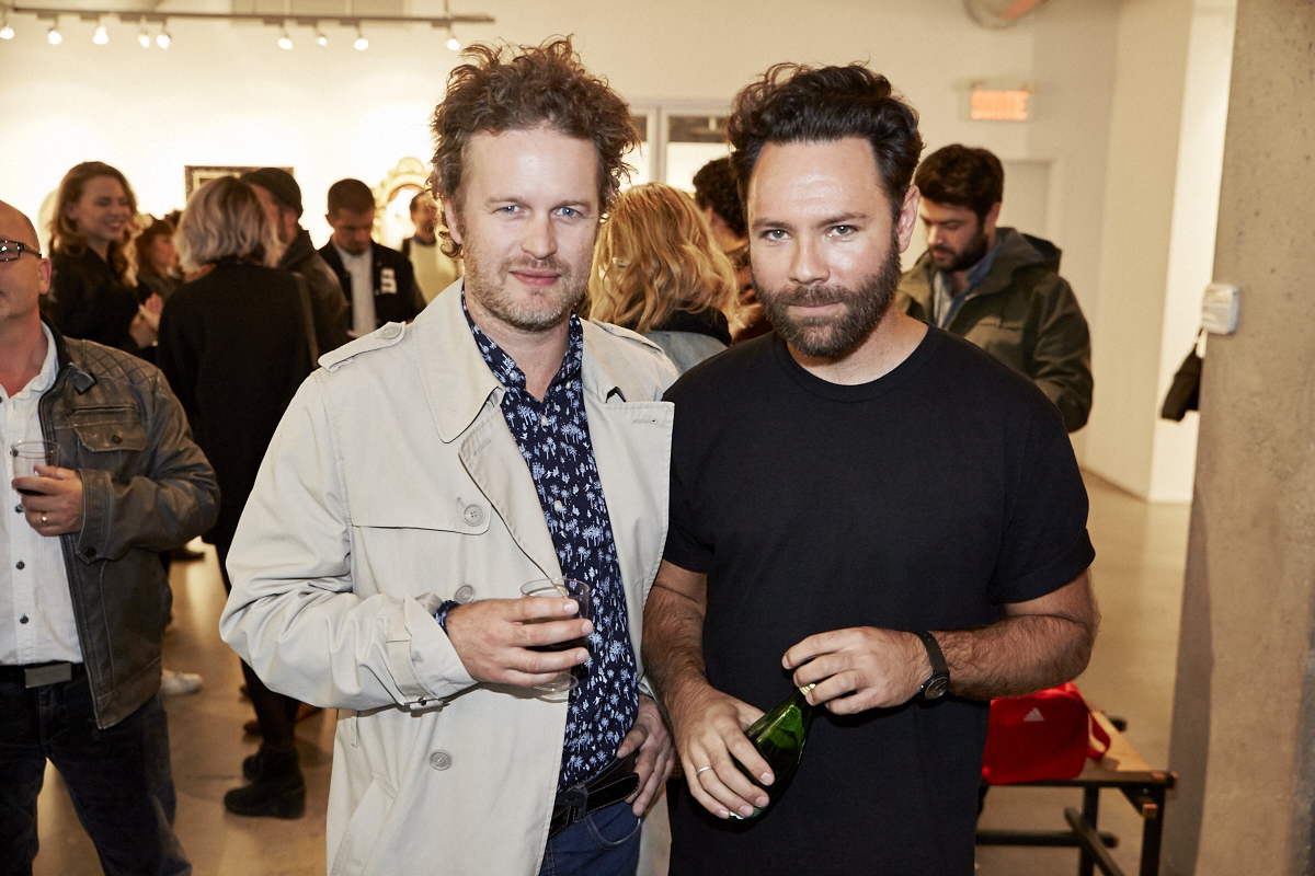 Un très beau lancement pour le livre Pourquoi tu me shootes pas? à la galerie Yves Laroche