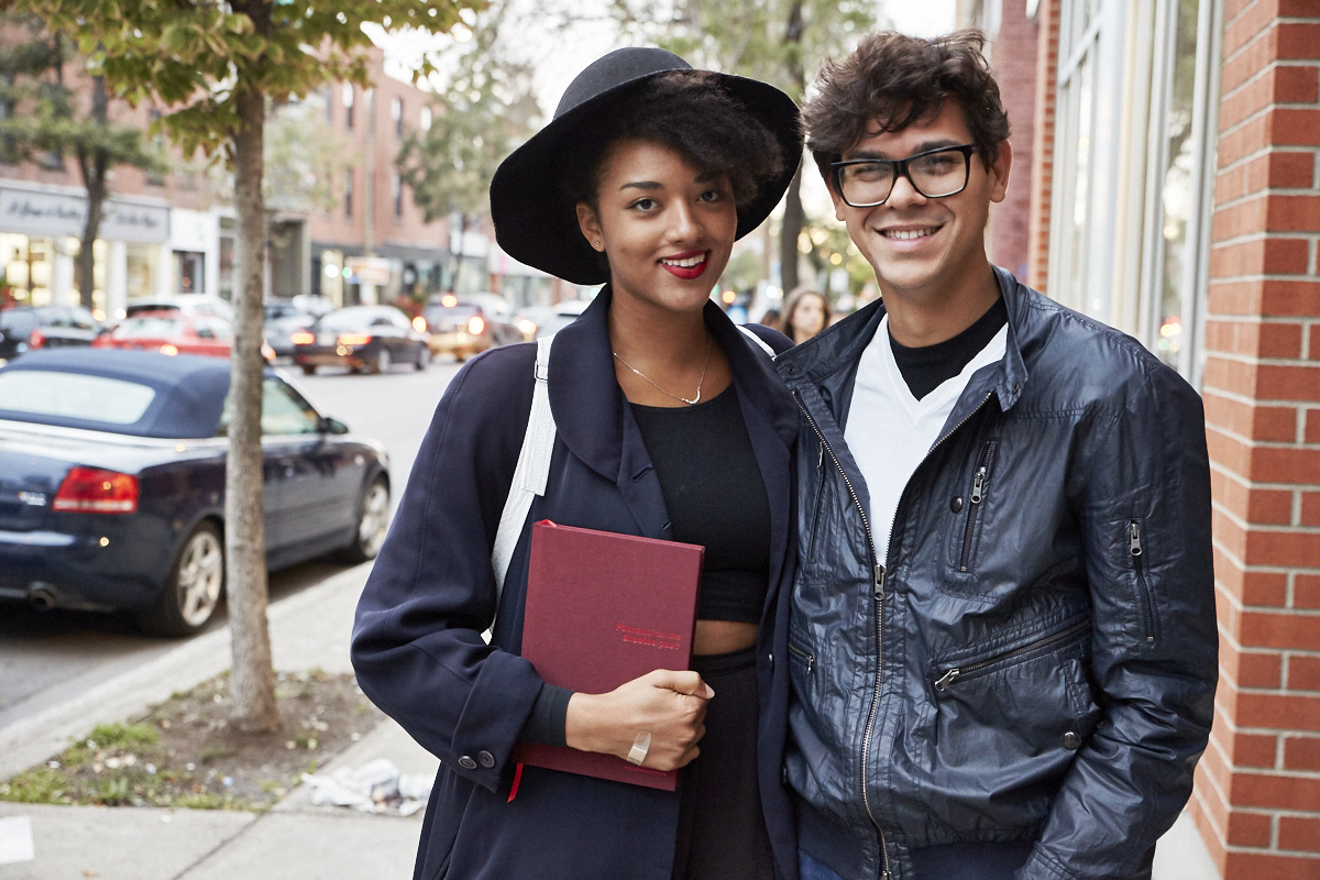 Un très beau lancement pour le livre Pourquoi tu me shootes pas? à la galerie Yves Laroche