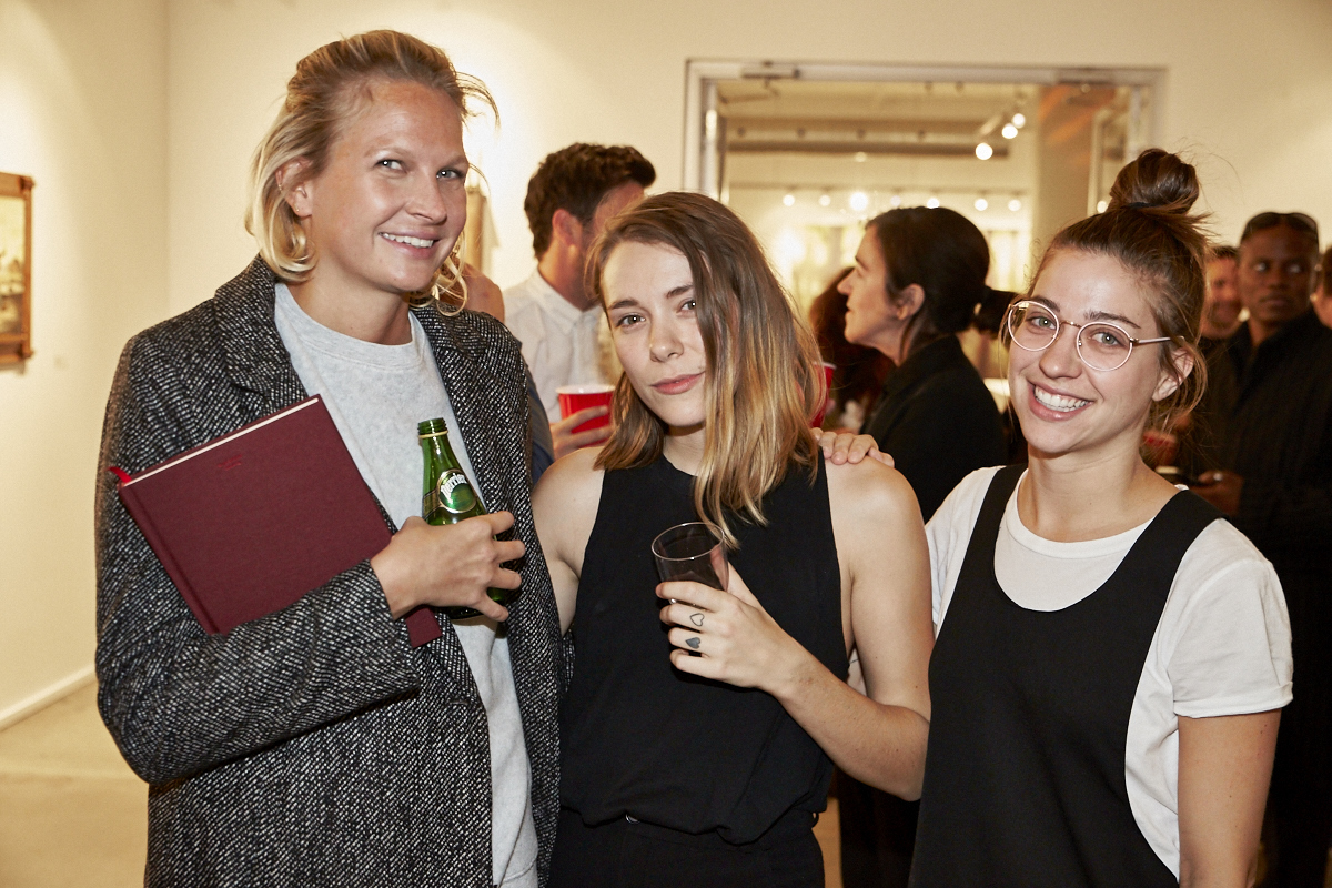 Un très beau lancement pour le livre Pourquoi tu me shootes pas? à la galerie Yves Laroche