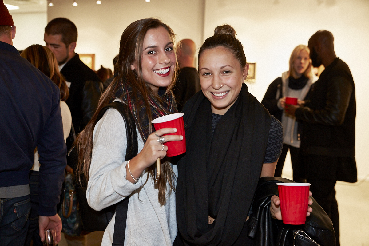 Un très beau lancement pour le livre Pourquoi tu me shootes pas? à la galerie Yves Laroche