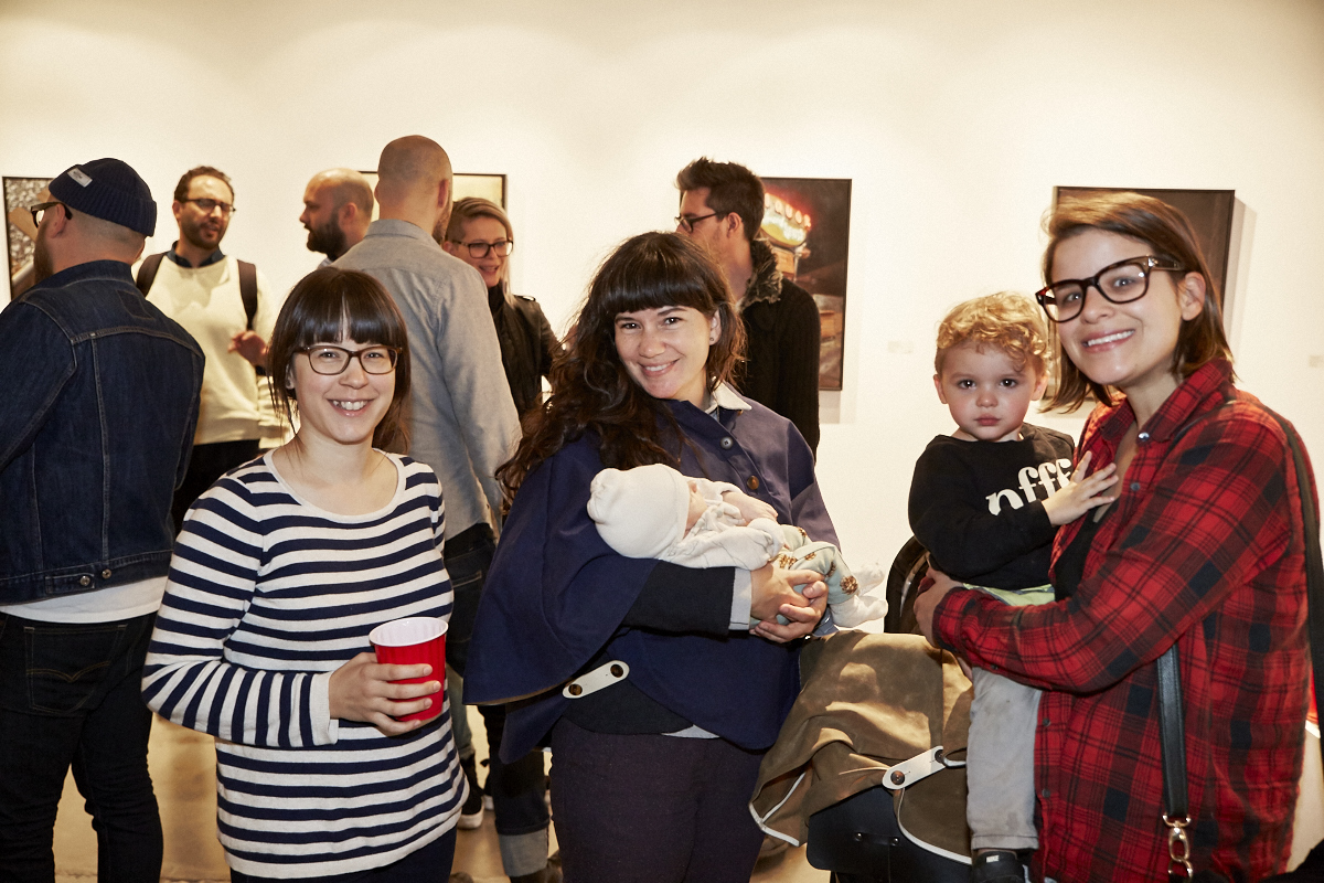 Un très beau lancement pour le livre Pourquoi tu me shootes pas? à la galerie Yves Laroche