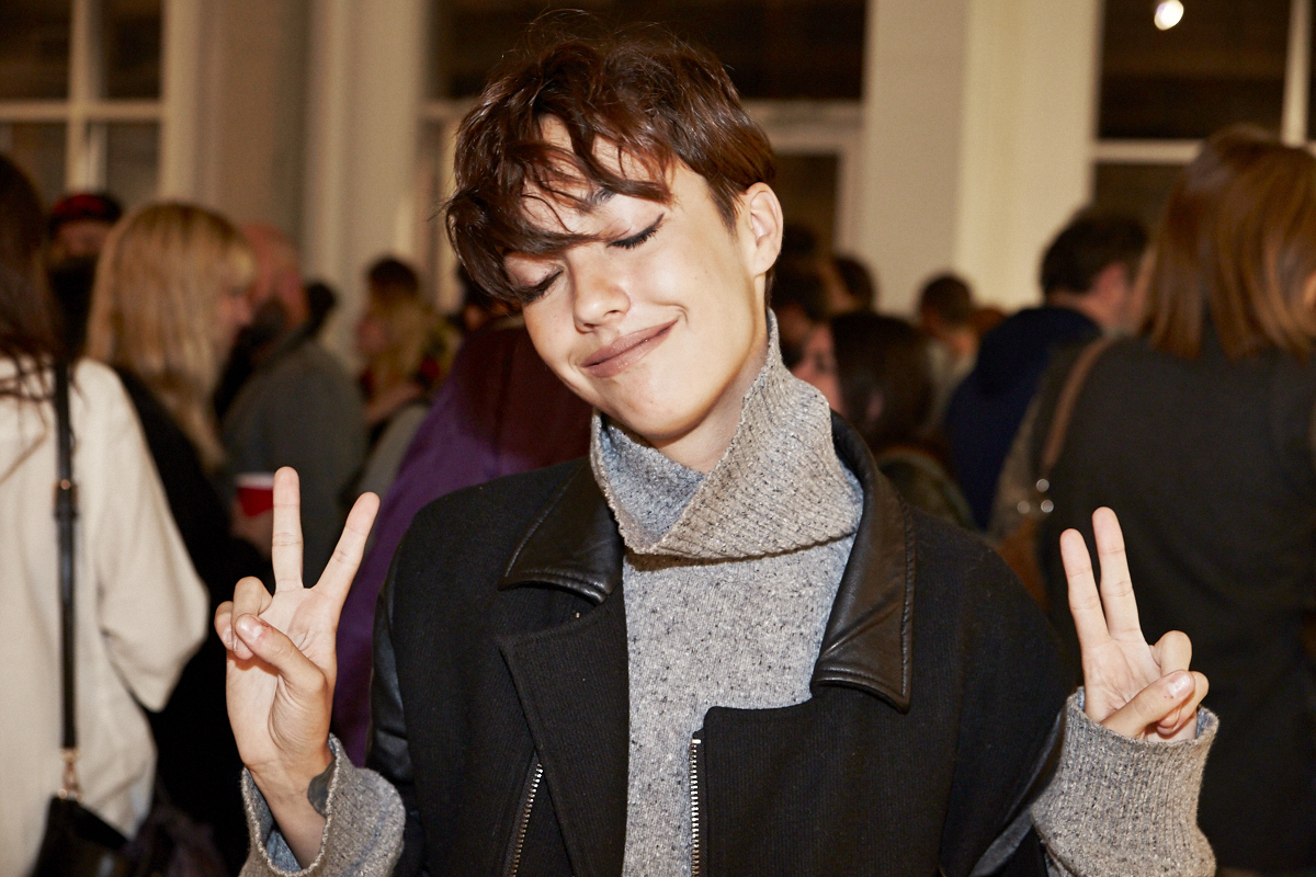 Un très beau lancement pour le livre Pourquoi tu me shootes pas? à la galerie Yves Laroche