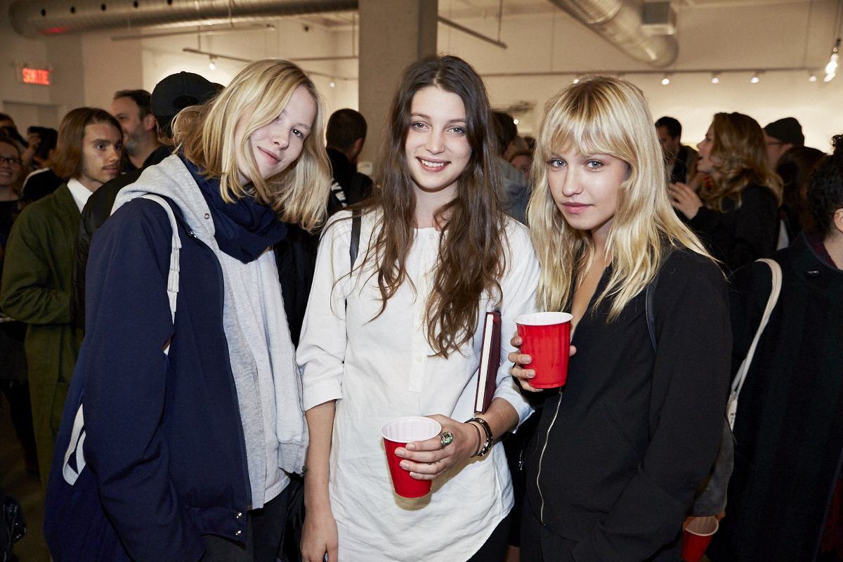 Un très beau lancement pour le livre Pourquoi tu me shootes pas? à la galerie Yves Laroche