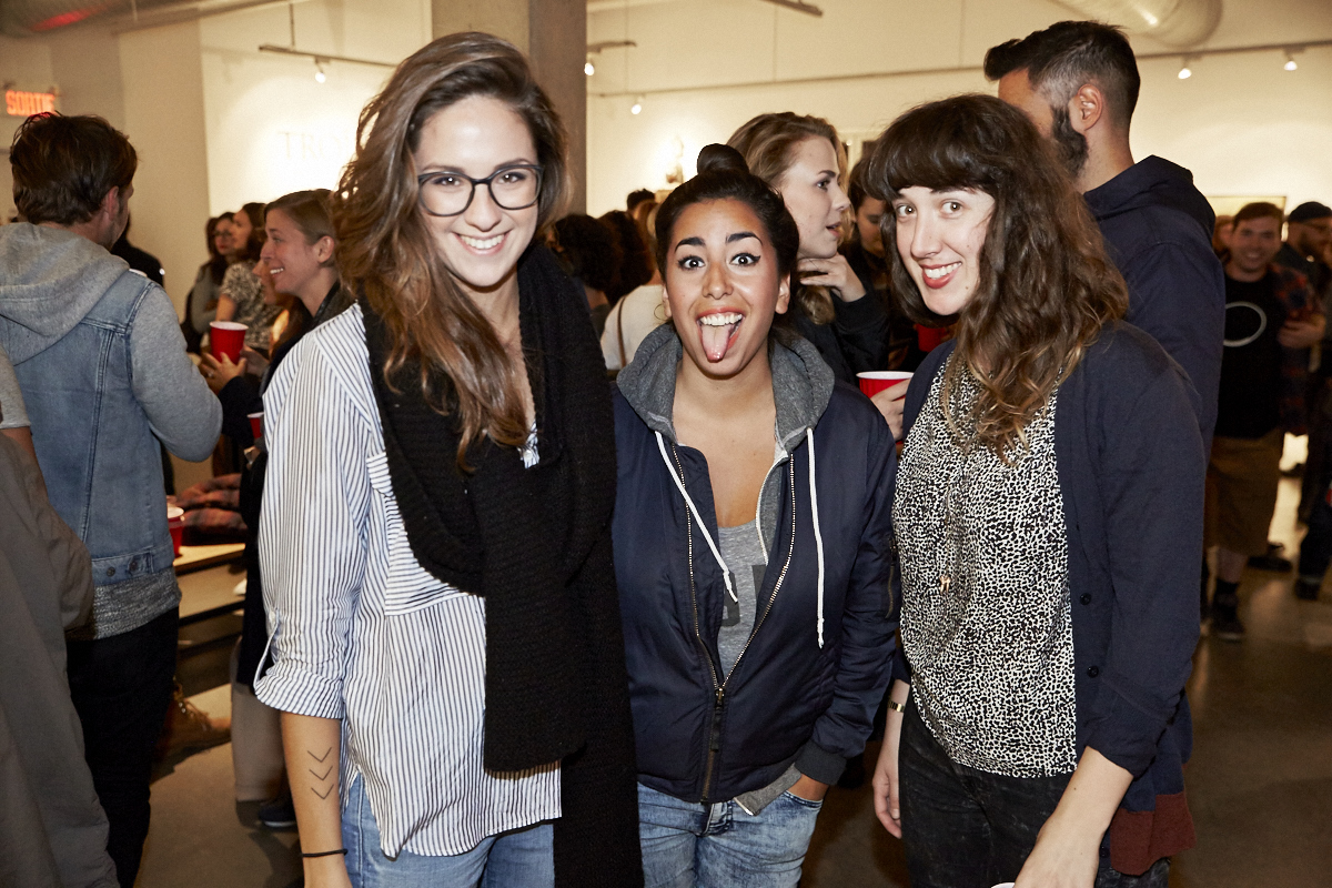 Un très beau lancement pour le livre Pourquoi tu me shootes pas? à la galerie Yves Laroche