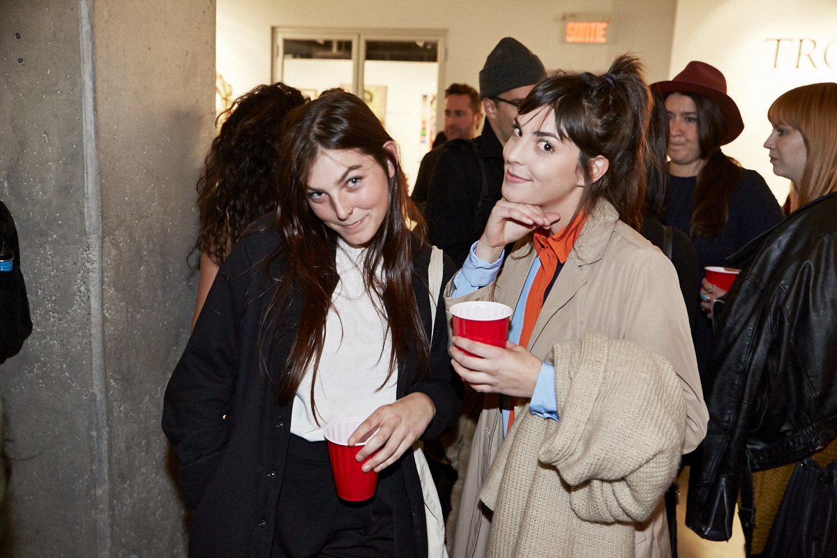 Un très beau lancement pour le livre Pourquoi tu me shootes pas? à la galerie Yves Laroche