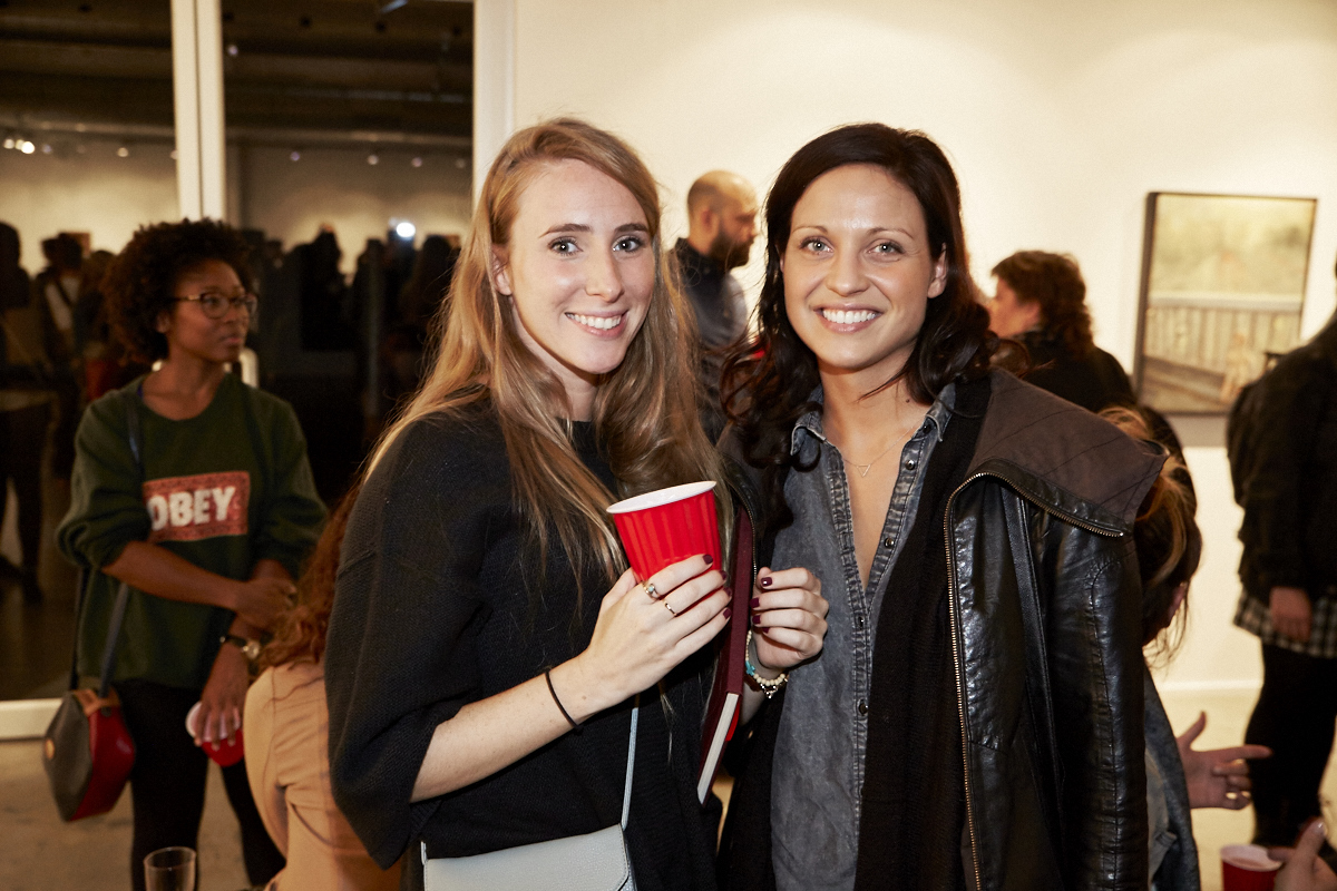 Un très beau lancement pour le livre Pourquoi tu me shootes pas? à la galerie Yves Laroche