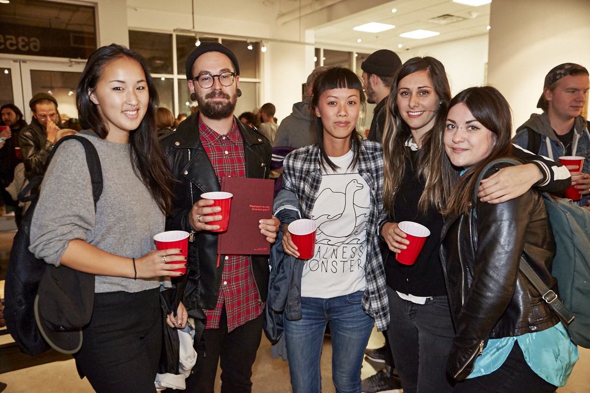Un très beau lancement pour le livre Pourquoi tu me shootes pas? à la galerie Yves Laroche