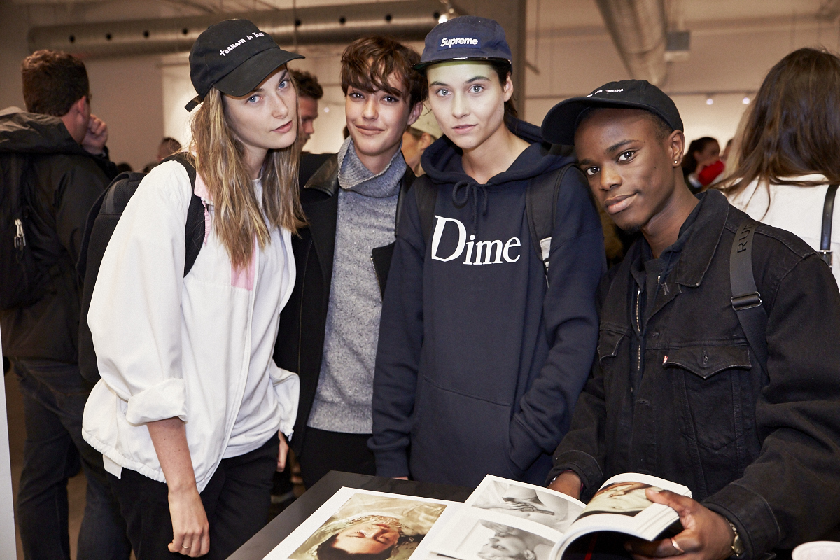 Un très beau lancement pour le livre Pourquoi tu me shootes pas? à la galerie Yves Laroche