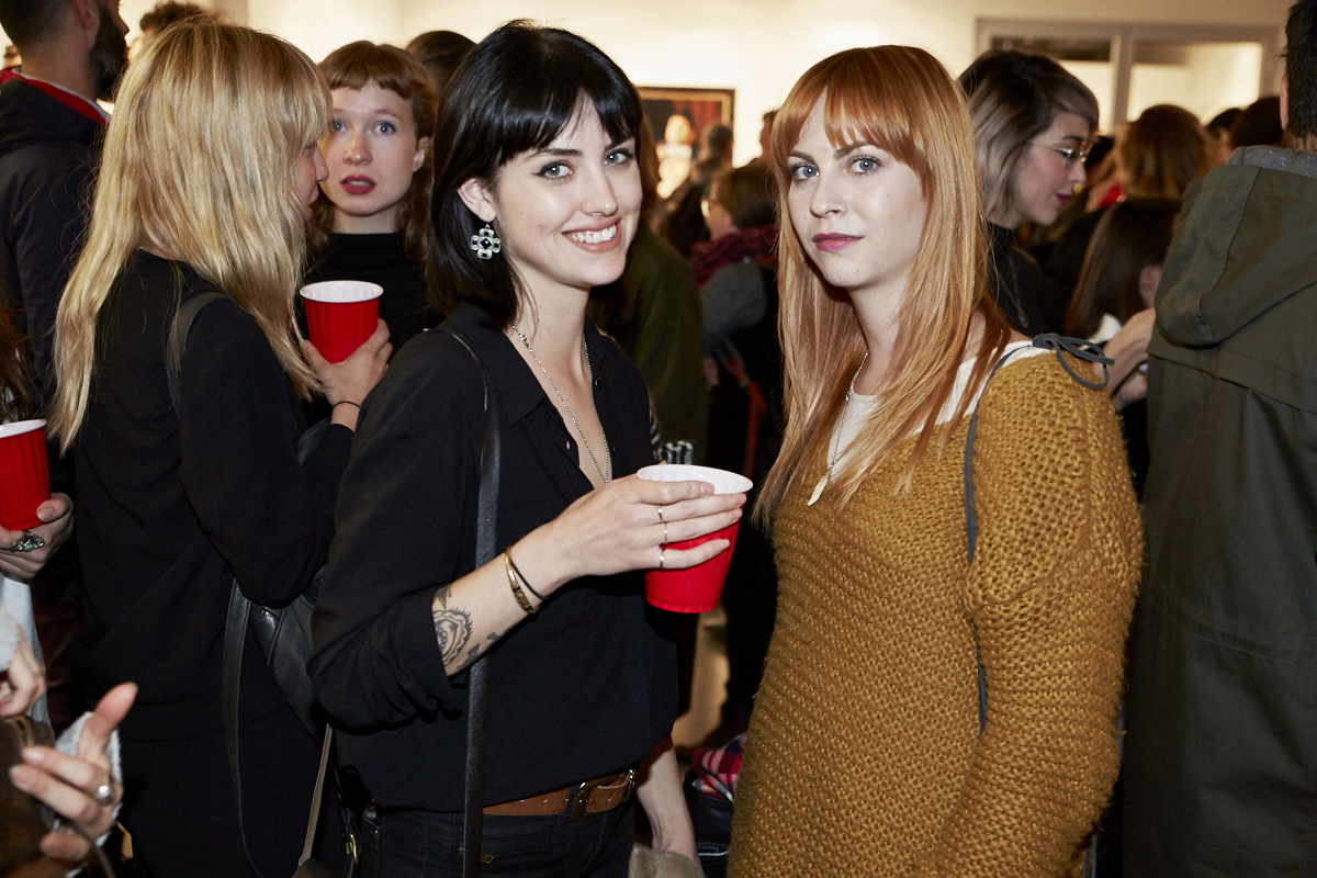 Un très beau lancement pour le livre Pourquoi tu me shootes pas? à la galerie Yves Laroche