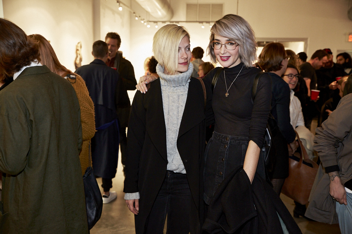 Un très beau lancement pour le livre Pourquoi tu me shootes pas? à la galerie Yves Laroche