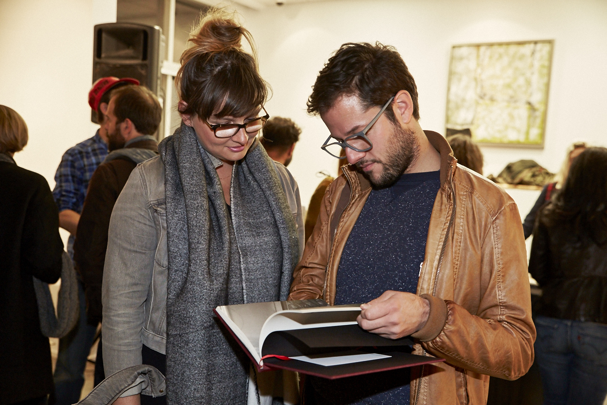 Un très beau lancement pour le livre Pourquoi tu me shootes pas? à la galerie Yves Laroche