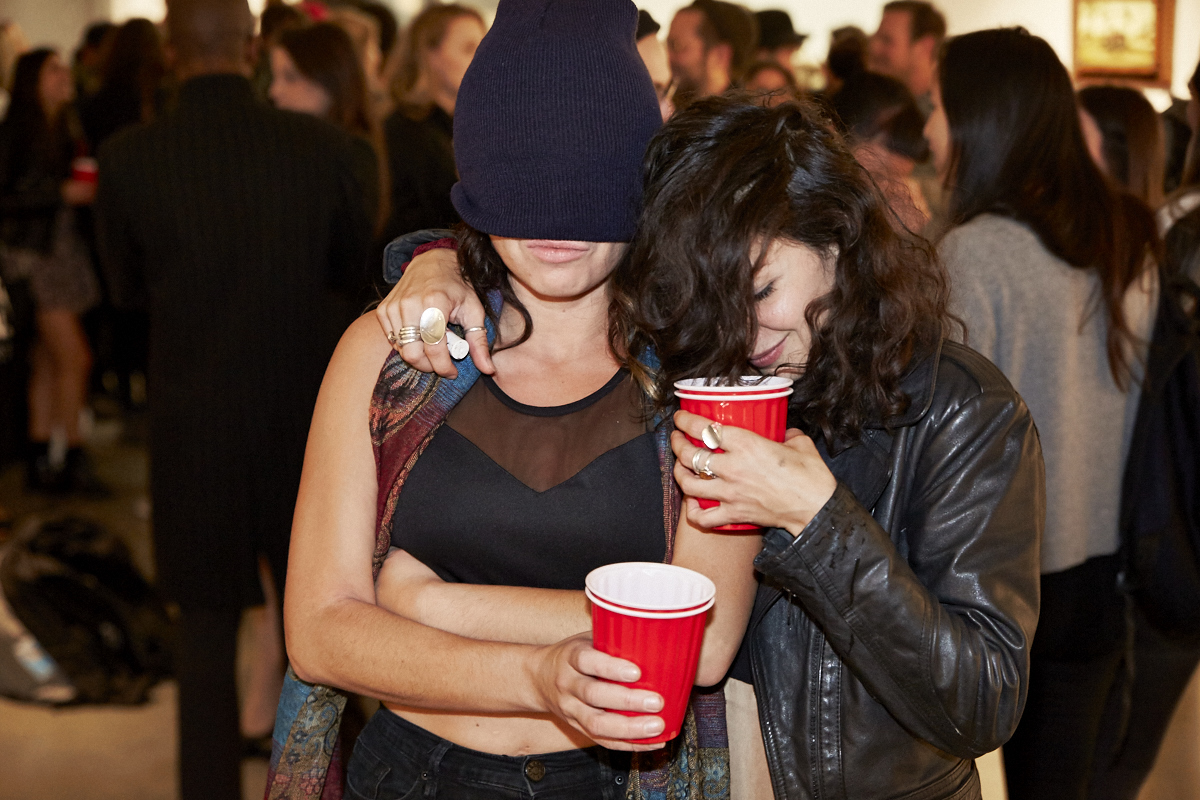 Un très beau lancement pour le livre Pourquoi tu me shootes pas? à la galerie Yves Laroche