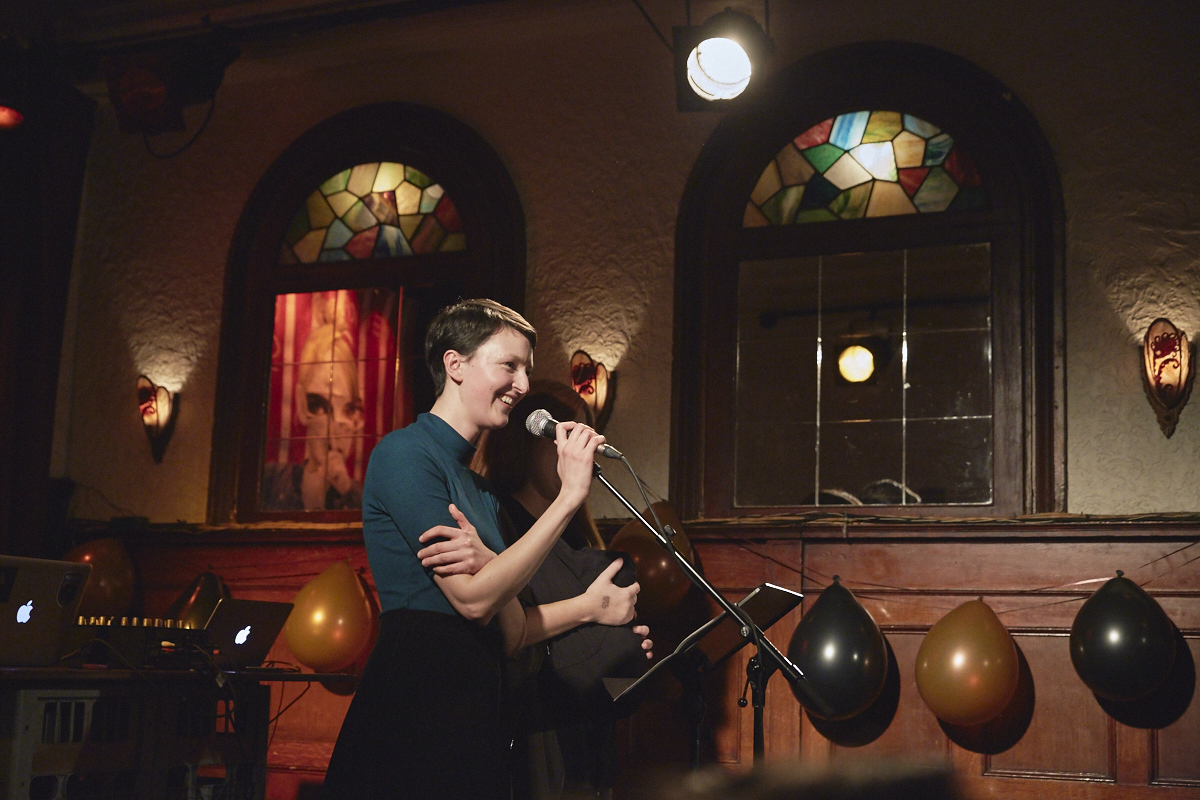 This is better than porn nous donne chaud avec son 3e recueil de textes et photos érotiques!