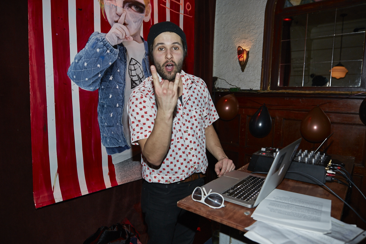 This is better than porn nous donne chaud avec son 3e recueil de textes et photos érotiques!