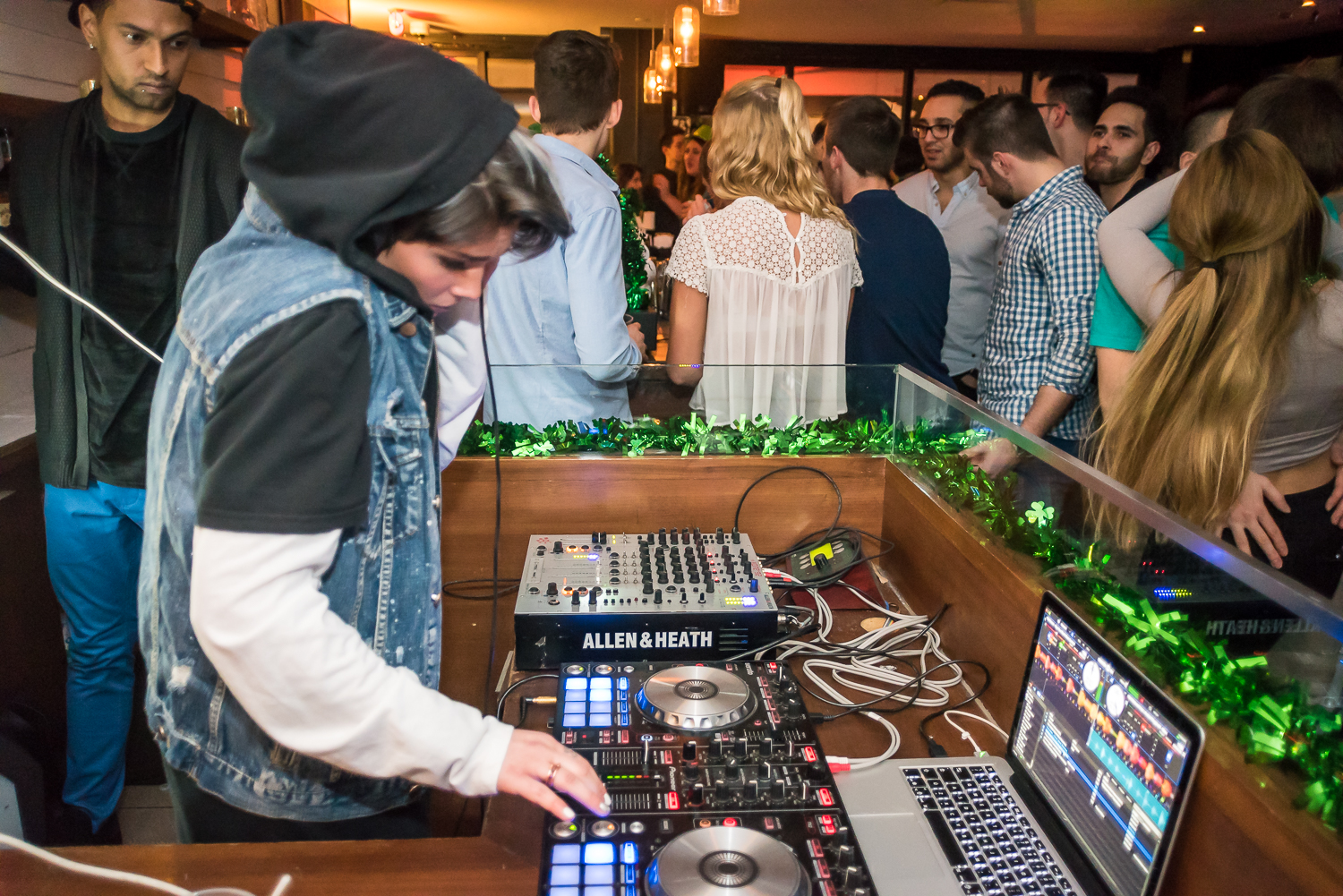 Party de la St-Patrick sur le toit du Newtown avec folle vue sur le centre-ville!