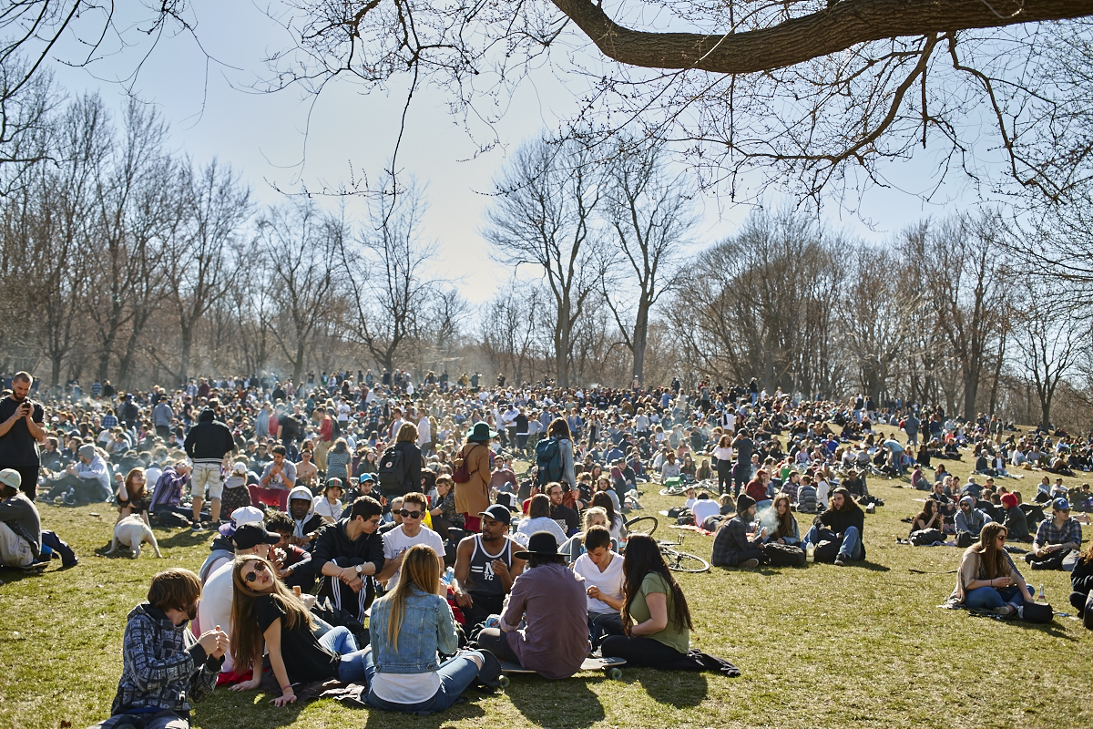 Les Québécois sua' grosse puff hier pour le 420 au Mont-Royal
