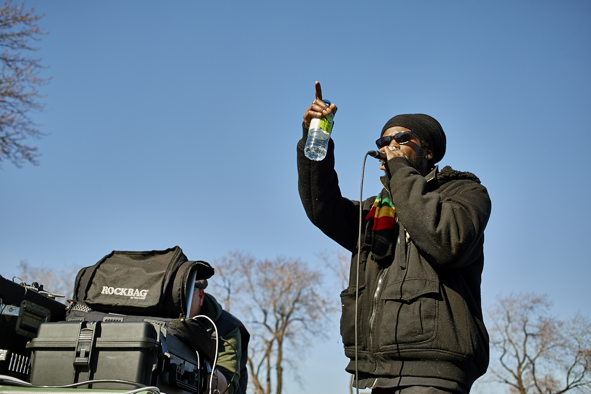 Les Québécois sua' grosse puff hier pour le 420 au Mont-Royal