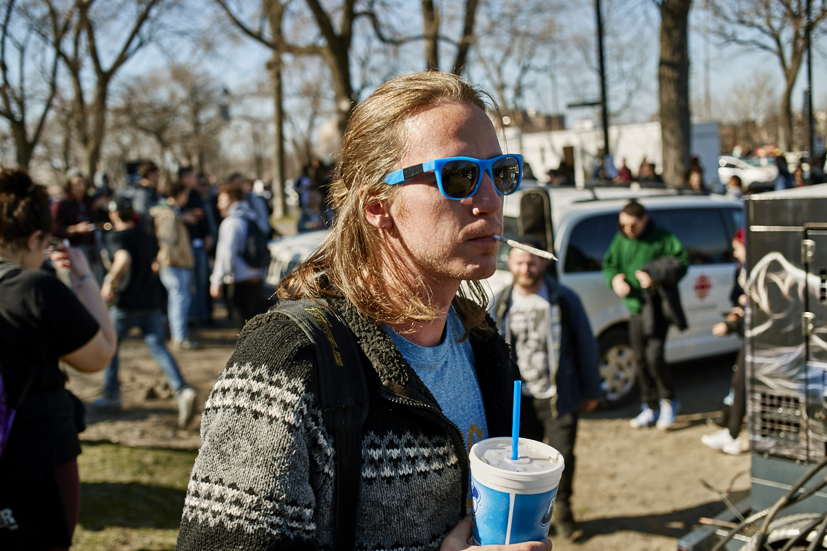 Les Québécois sua' grosse puff hier pour le 420 au Mont-Royal