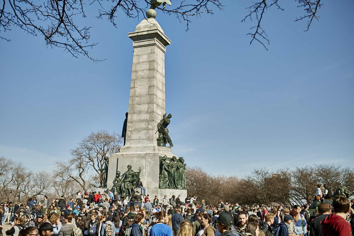 Les Québécois sua' grosse puff hier pour le 420 au Mont-Royal