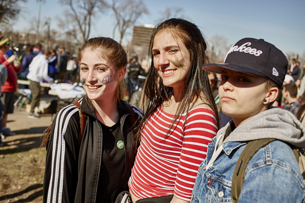 Les Québécois sua' grosse puff hier pour le 420 au Mont-Royal