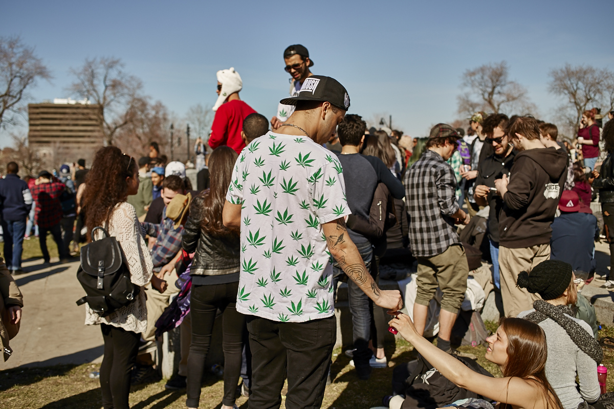 Les Québécois sua' grosse puff hier pour le 420 au Mont-Royal