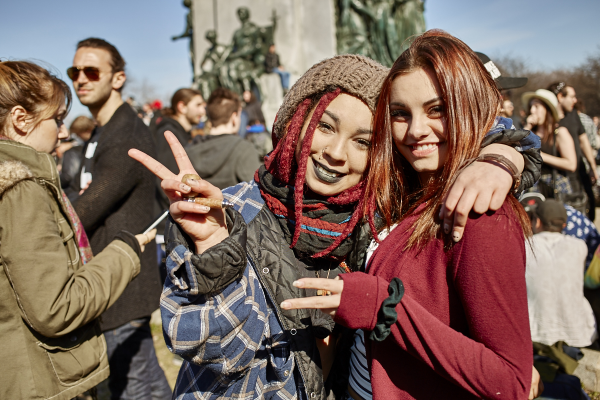 Les Québécois sua' grosse puff hier pour le 420 au Mont-Royal
