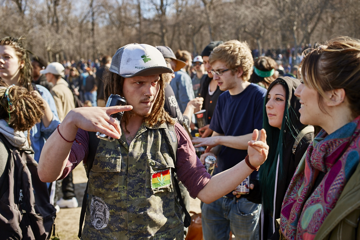 Les Québécois sua' grosse puff hier pour le 420 au Mont-Royal