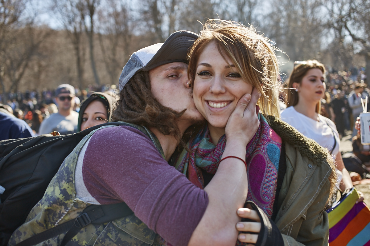Les Québécois sua' grosse puff hier pour le 420 au Mont-Royal