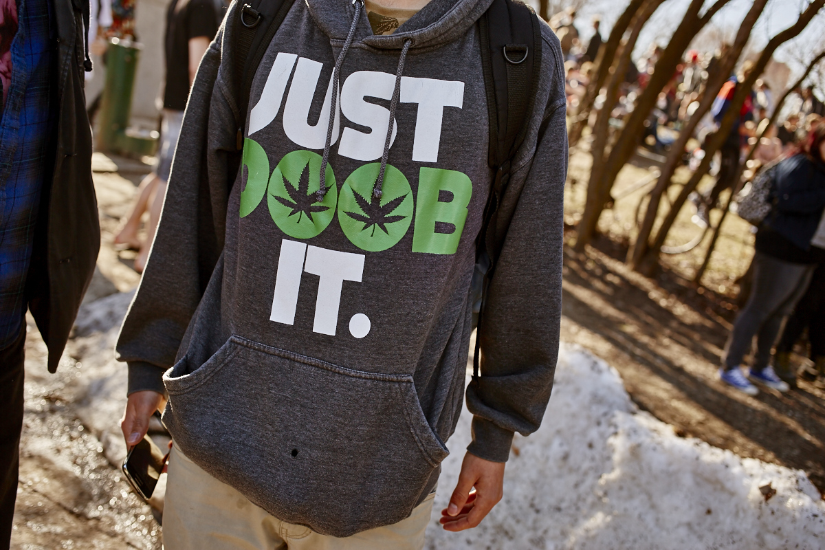 Les Québécois sua' grosse puff hier pour le 420 au Mont-Royal