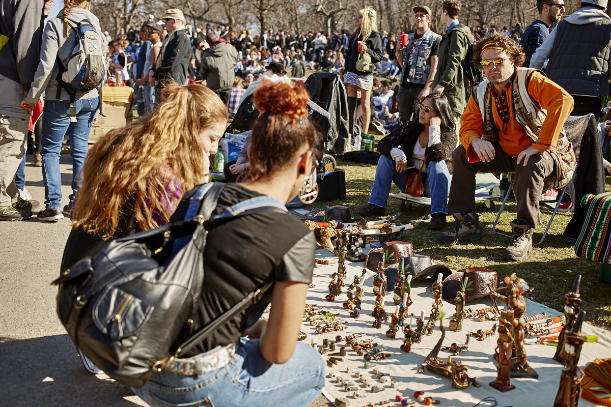 Les Québécois sua' grosse puff hier pour le 420 au Mont-Royal