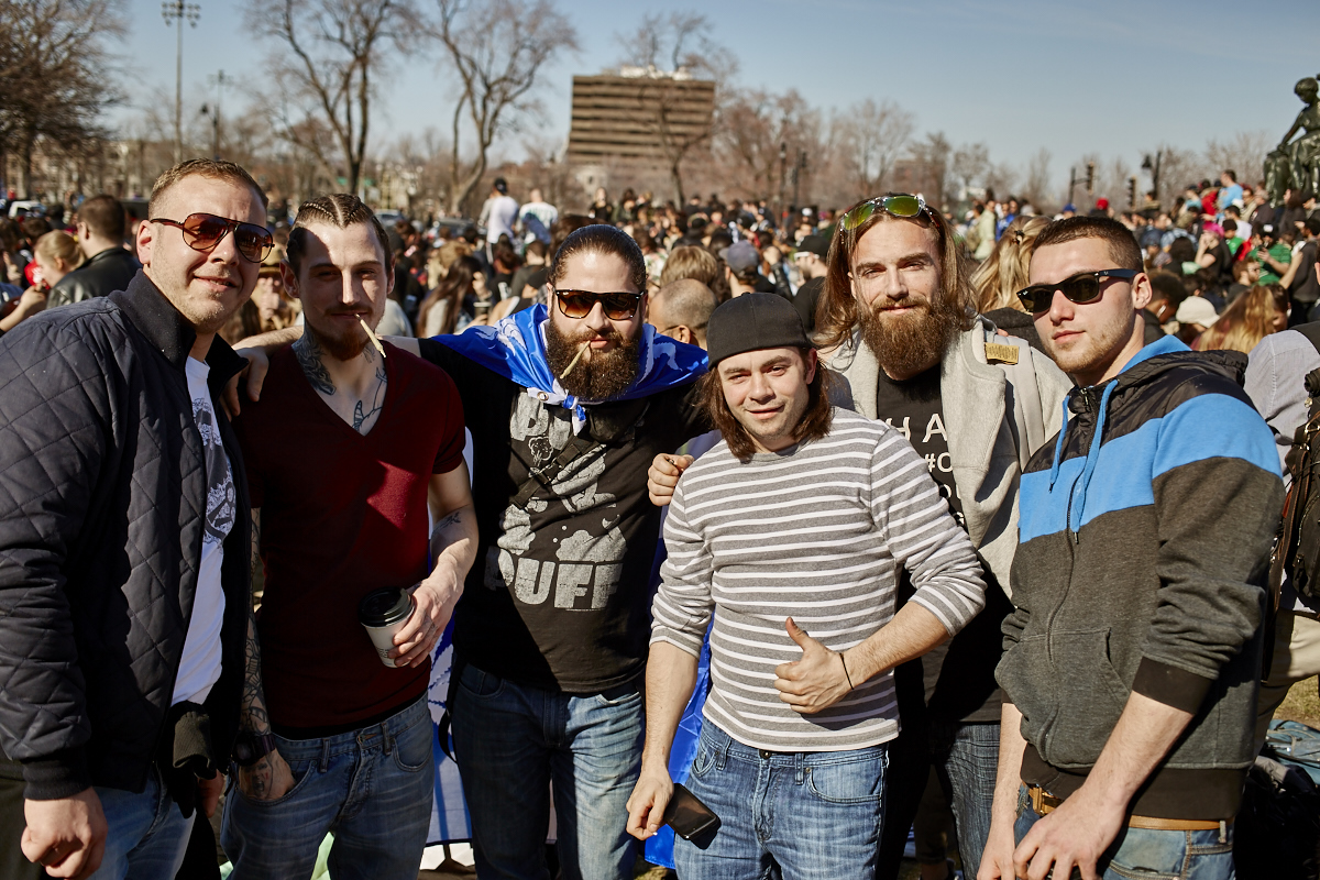Les Québécois sua' grosse puff hier pour le 420 au Mont-Royal