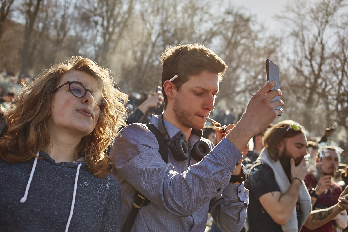 Les Québécois sua' grosse puff hier pour le 420 au Mont-Royal