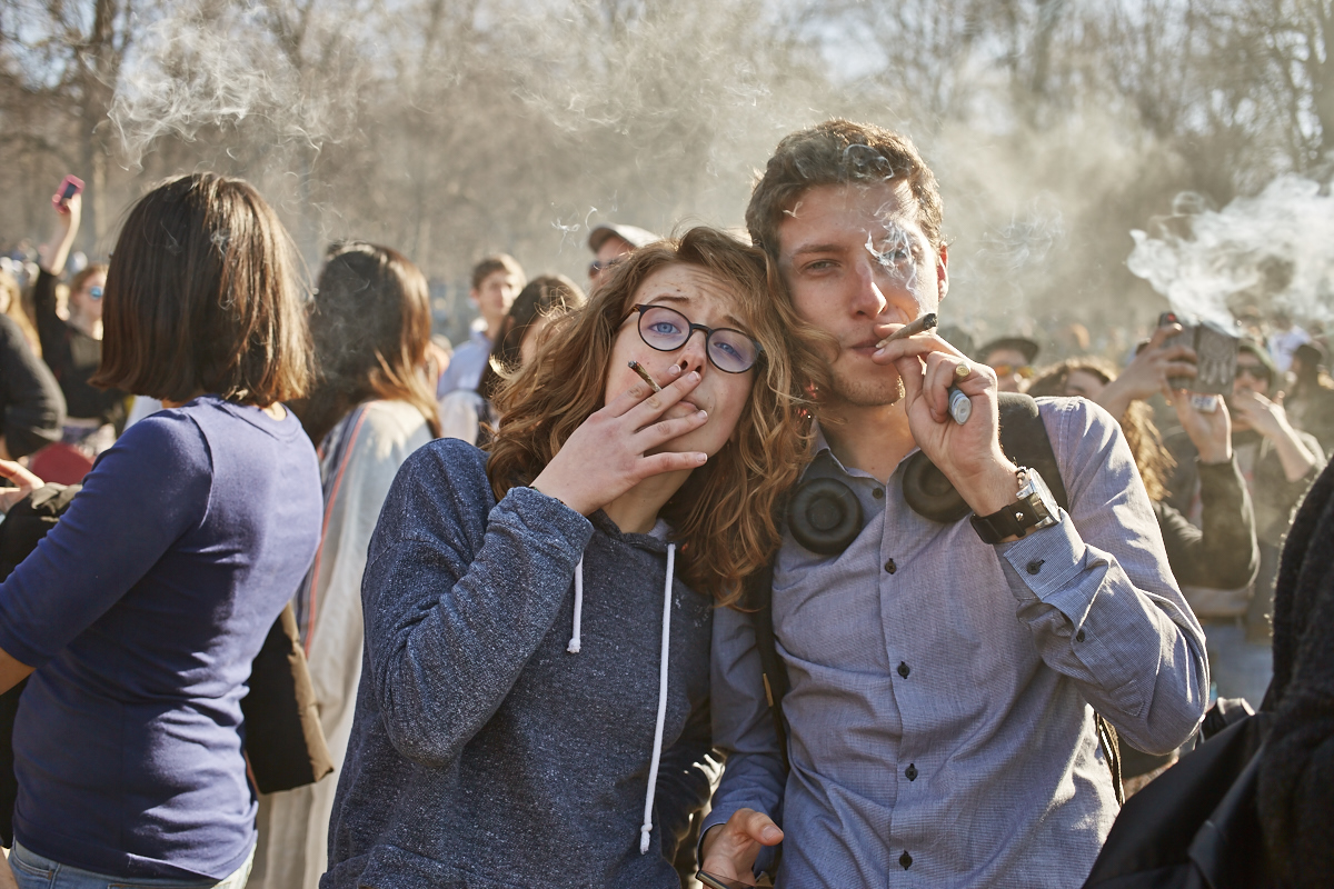 Les Québécois sua' grosse puff hier pour le 420 au Mont-Royal
