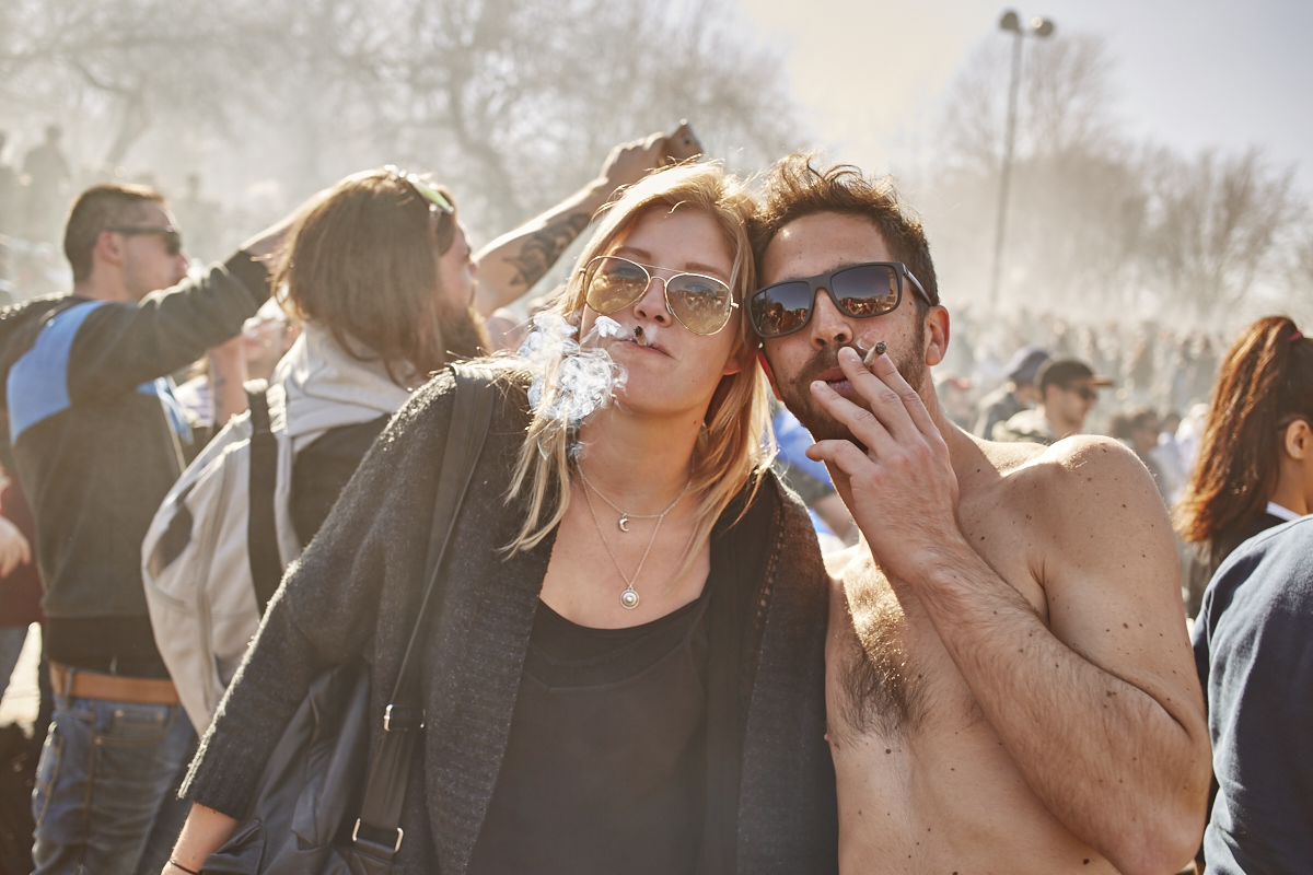 Les Québécois sua' grosse puff hier pour le 420 au Mont-Royal