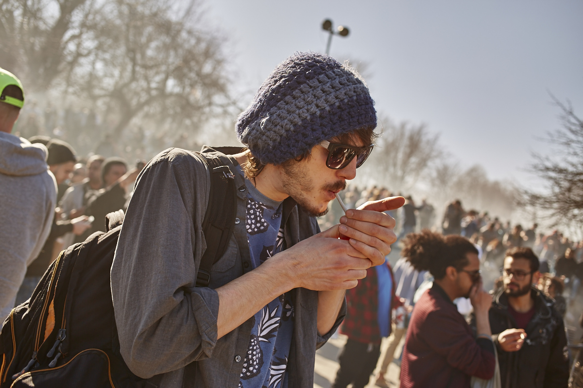 Les Québécois sua' grosse puff hier pour le 420 au Mont-Royal