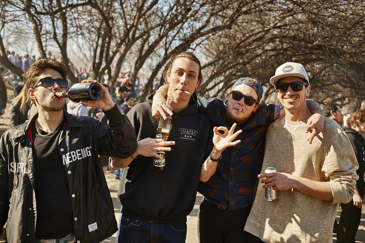 Les Québécois sua' grosse puff hier pour le 420 au Mont-Royal