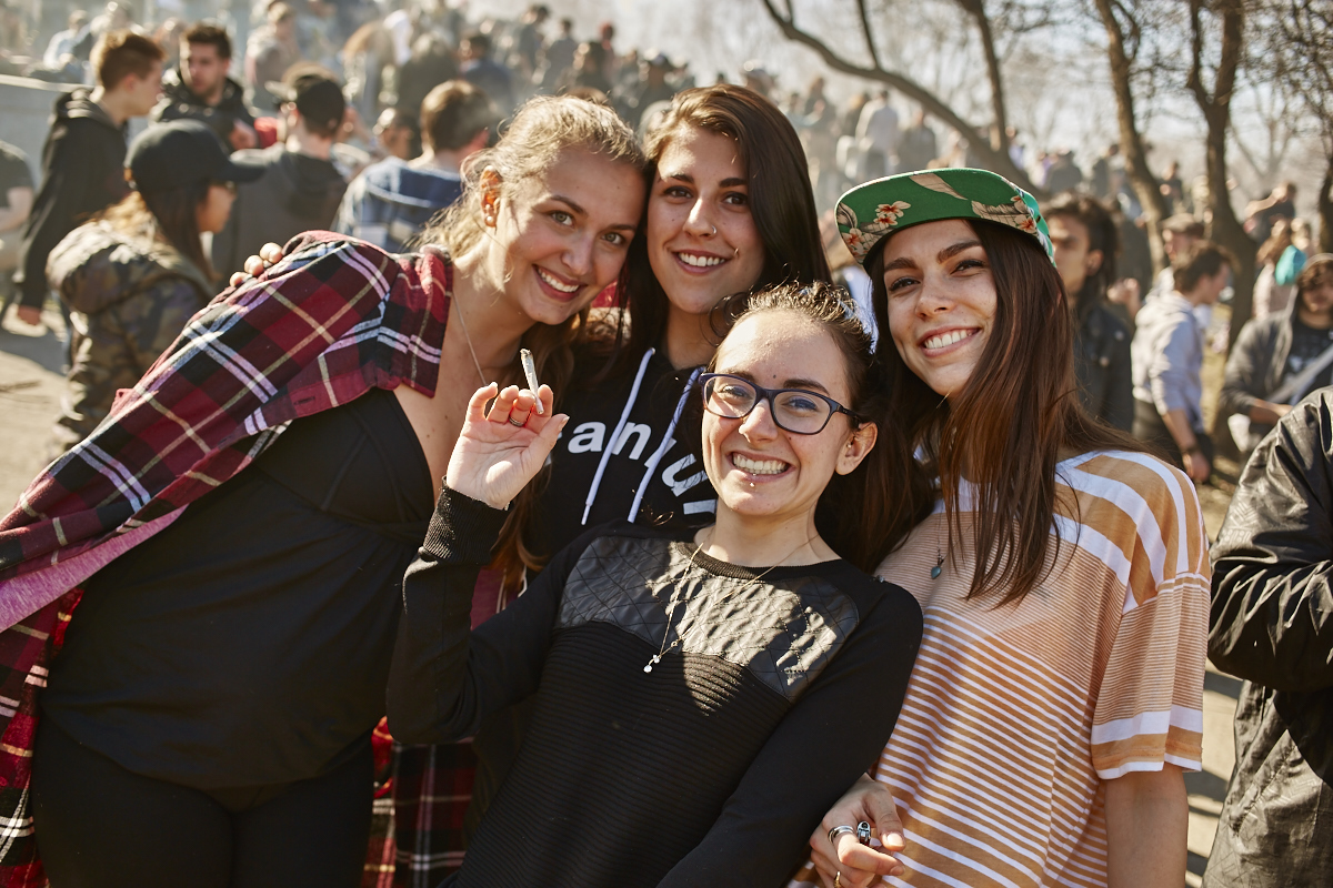 Les Québécois sua' grosse puff hier pour le 420 au Mont-Royal