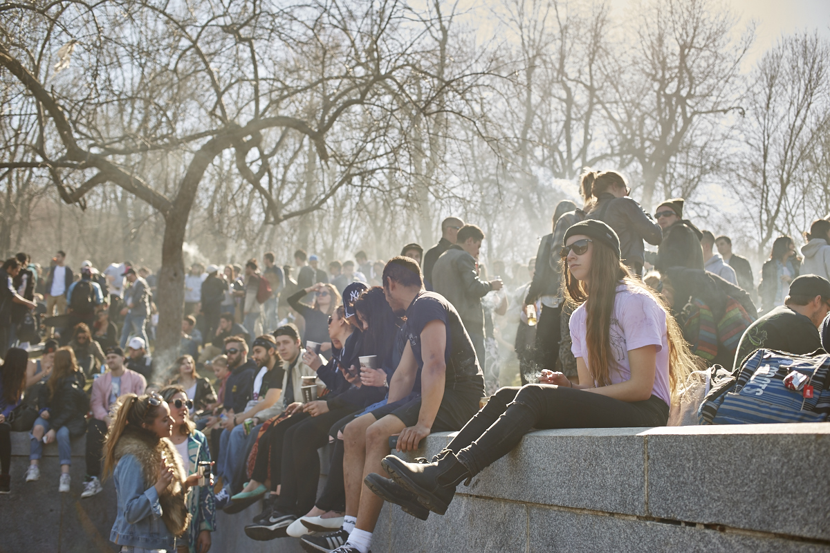 Les Québécois sua' grosse puff hier pour le 420 au Mont-Royal