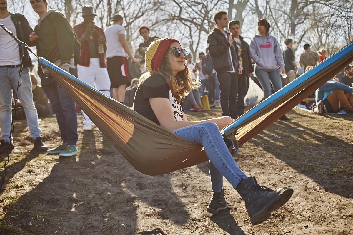 Les Québécois sua' grosse puff hier pour le 420 au Mont-Royal