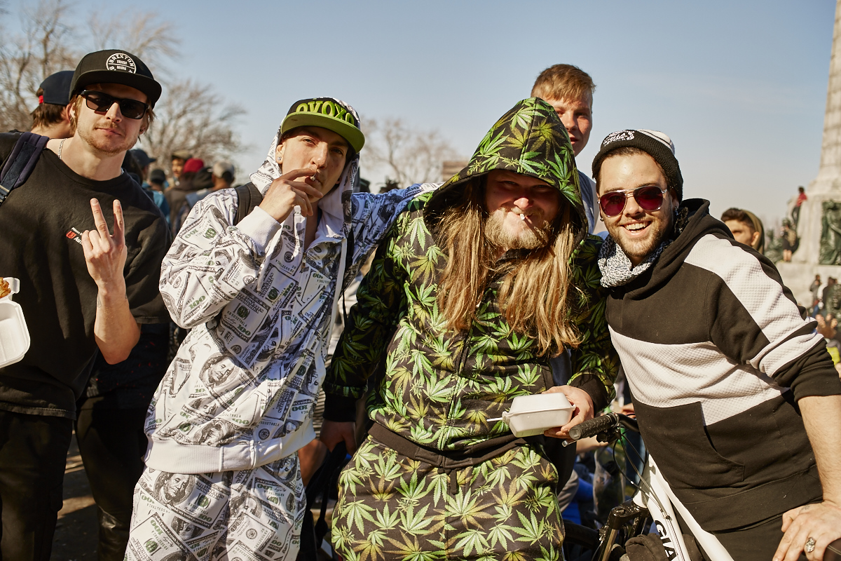 Les Québécois sua' grosse puff hier pour le 420 au Mont-Royal