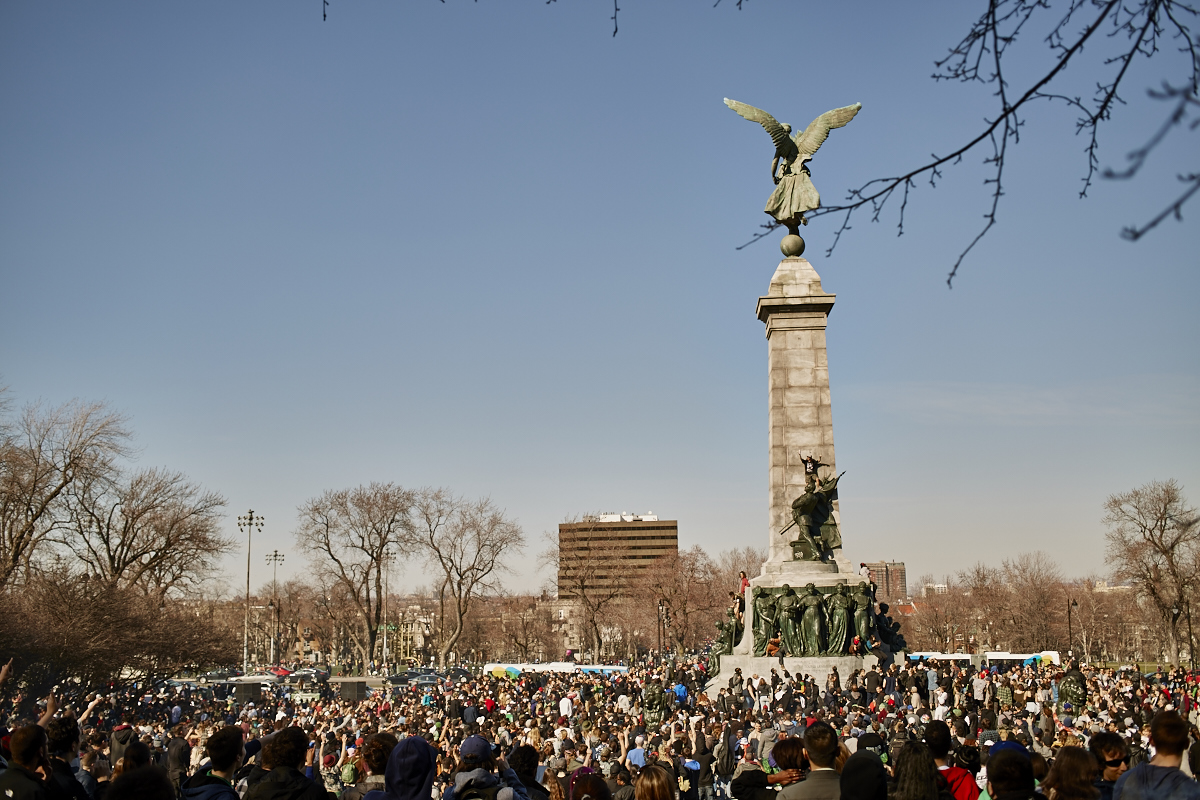 Les Québécois sua' grosse puff hier pour le 420 au Mont-Royal