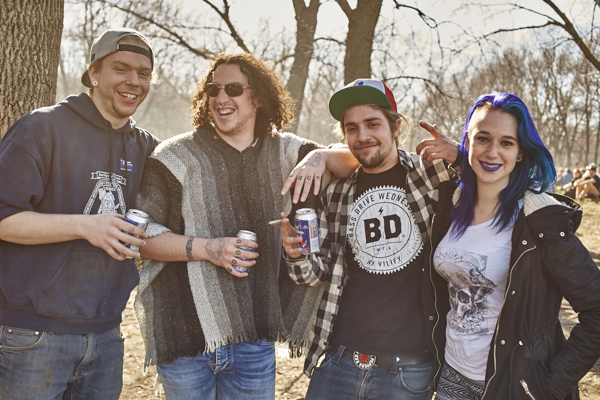 Les Québécois sua' grosse puff hier pour le 420 au Mont-Royal