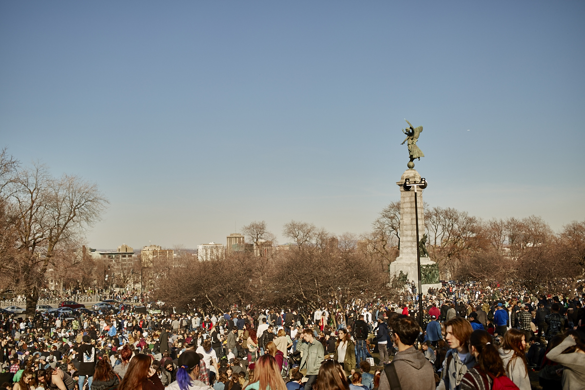 Les Québécois sua' grosse puff hier pour le 420 au Mont-Royal