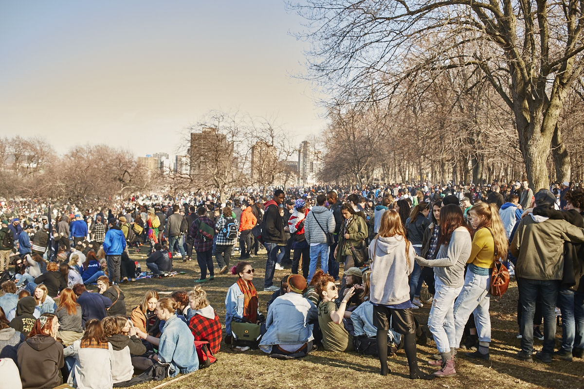 Les Québécois sua' grosse puff hier pour le 420 au Mont-Royal