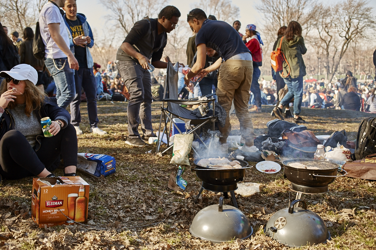 Les Québécois sua' grosse puff hier pour le 420 au Mont-Royal