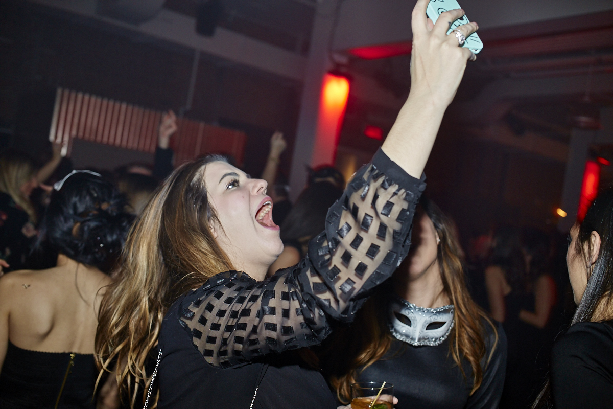 Bal en noir 2016: ambiance mystérieuse et sexy aux Entrepôts Dominion hier